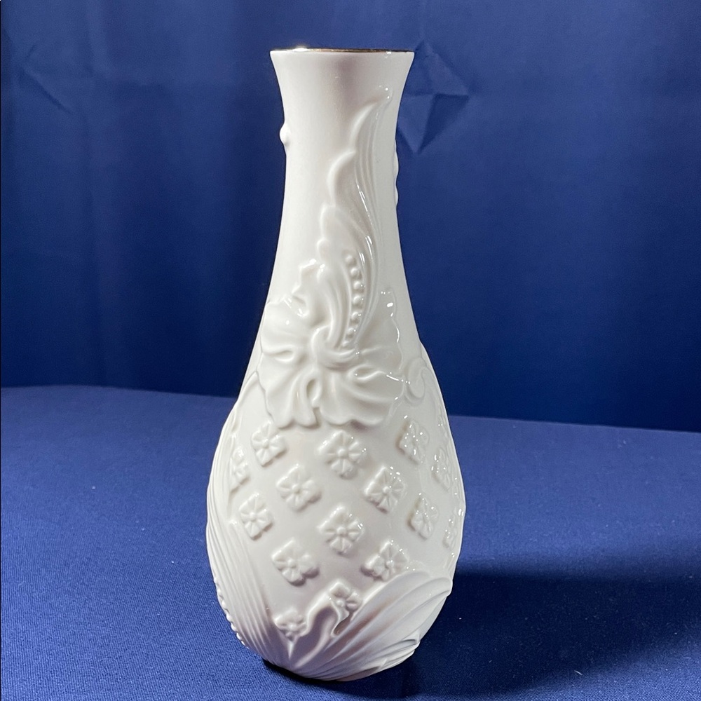 Lenox Grande Minuet Vase With Gold Trim Around The Too Rim